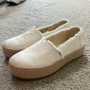 Women’s Toms white canvas slip in sneakers